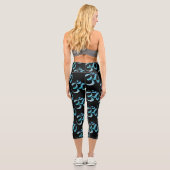 Turquoise Om Scattered Black Background Capri Leggings (Rückseite)