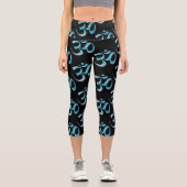 Turquoise Om Scattered Black Background Capri Leggings (Vorderseite)