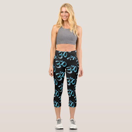 Turquoise Om Scattered Black Background Capri Leggings (Vorderseite)