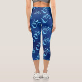 Turquoise Sparkle Om Scattered Blue Tie dye Capri Leggings (Rückseite)