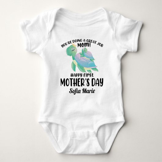 Turtle 1st Mother's Day, du tust eine tolle Arbeit Baby Strampler (Vorderseite)
