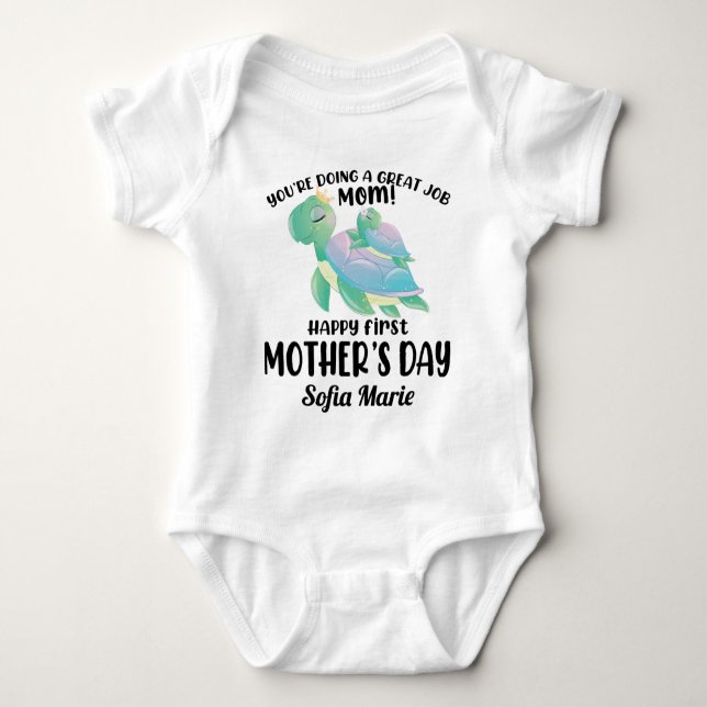 Turtle 1st Mother's Day, du tust eine tolle Arbeit Baby Strampler (Vorderseite)