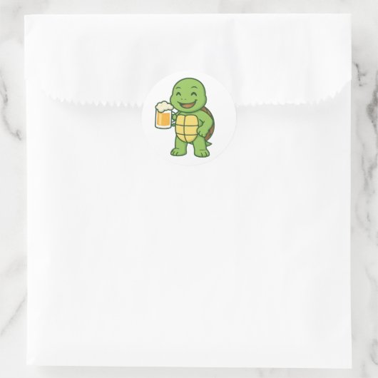 Turtle drinking beer runder aufkleber (Tasche)