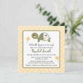 Turtle in Diaper Baby Dusche Einladungen in Gelb (Stehend Vorderseite)