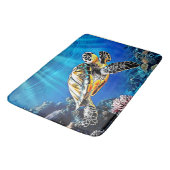 Turtle Reef Glow Design Badematte (Schrägansicht)