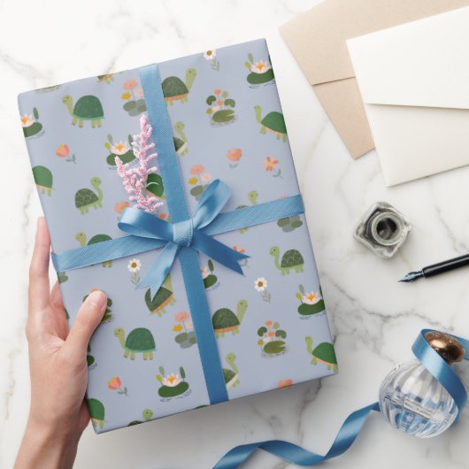 Turtles & Lily Pads on Light Blue Geschenkpapier (Schenken)