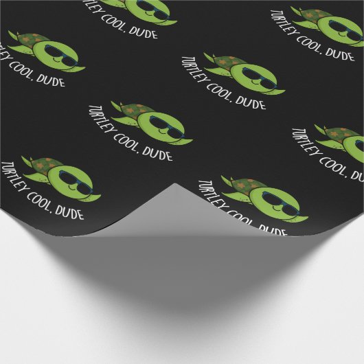 Turtley Cool Typ Funny Turtle Pun Dark BG Geschenkpapier (Ecke)
