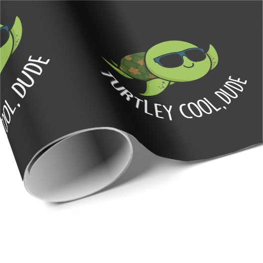 Turtley Cool Typ Funny Turtle Pun Dark BG Geschenkpapier (Rolleneckpunkt)