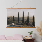 Tuscan landscape hidden behind cypresses (2024) wandteppich mit holzrahmen (Schlafzimmer)