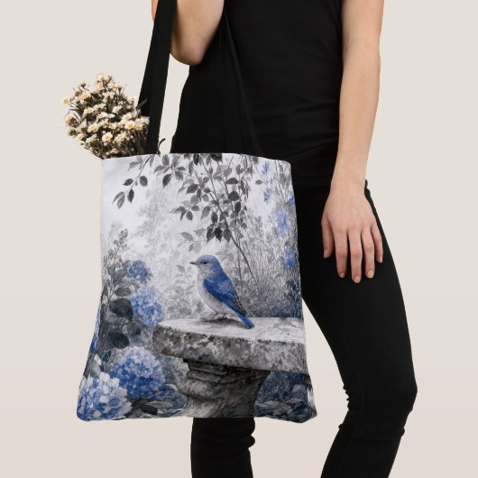 Tuschewaschung Blaumerle auf einer steinernen Gart Tasche (Von Nahem)