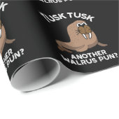 Tusk Tusk Ein anderer Walrus Pun Funny Pun Dark BG Geschenkpapier (Rolleneckpunkt)