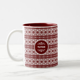 Tutor auf stilvollem abstraktem Muster in Rot und  Zweifarbige Tasse