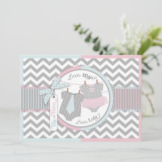 Tutu- oder Krawatte- und Zickzack-Printgenderdarst Einladung (Stehend Vorderseite)