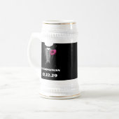 Tuxedo Bow Krawatte Gerber Daisy Trauzeuge Stein Bierglas (Vorderseite Links)