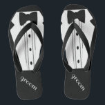 Tuxedo-Bräutigame drehen Bräutigam-Strand-Hochzeit Badesandalen<br><div class="desc">Die perfekte Touch zu Ihrem Bestimmungsortstrand oder zu Poolsidehochzeit. Schwarzes drehen Reinfälle mit einem formalen Schwarzweiss-tuxedo um und beugen Krawattenbild. Ihr Bräutigam heiratet in der Art mit diesen modernen "Smokings-Flipflop-Sandalen" hinzufügen eine zusammenpassende Hochzeitskleiderart für die Braut! Besichtigen Sie bitte meinen Speicher "das Hungarican Prinzessin ™" bei www.zazzle.com/hungaricanprincess*. Schauen Sie in...</div>