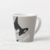 Tuxedo Cat Chilling Milchtasse (Rechte Ecke)