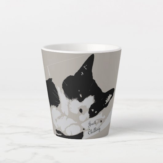 Tuxedo Cat Chilling Milchtasse (Vorderseite)