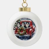 Tuxedo Cat Christmas Red Truck Holiday Keramik Kugel-Ornament (Vorderseite)