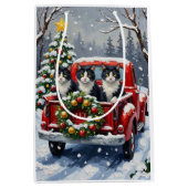 Tuxedo Cat Christmas Red Truck Holiday Mittlere Geschenktüte (Vorderseite)