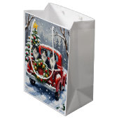 Tuxedo Cat Christmas Red Truck Holiday Mittlere Geschenktüte (Rückseite Schrägansicht)