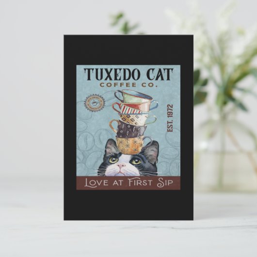 Tuxedo Cat Coffee Co. Love At First Sip Funny Cat Dankeskarte (Stehend Vorderseite)