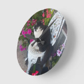 Tuxedo Cat Cute with Pretty Flowers Black Cats Runde Wanduhr (Winkel)