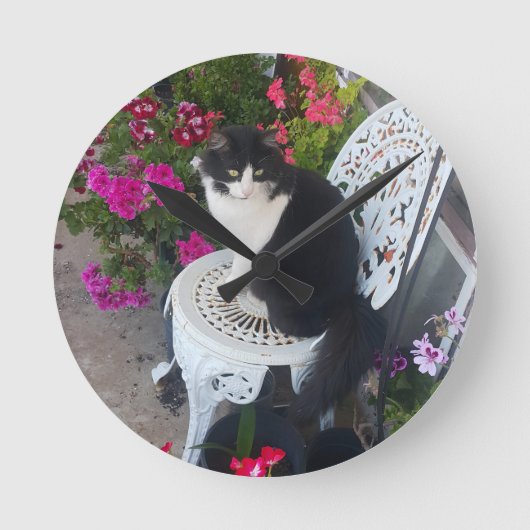 Tuxedo Cat Cute with Pretty Flowers Black Cats Runde Wanduhr (Vorderseite)