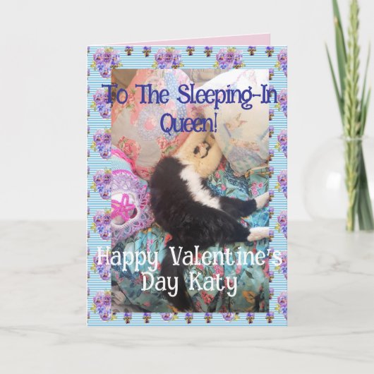 Tuxedo Cat Funny Valentines Day Sleeping In Queen Karte (Vorderseite)