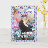 Tuxedo Cat Funny Valentines Day Sleeping In Queen Karte (Gelbe Blume)