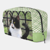 Tuxedo Cat in Window Painting Niedliche Originalku Waschbeutel (Rechte Ecke)