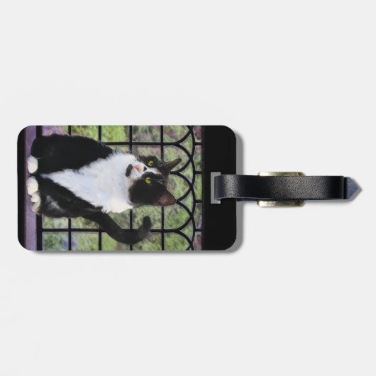 Tuxedo Cat in Window Painting Original Animal Art Gepäckanhänger (Rückseite horizontal)