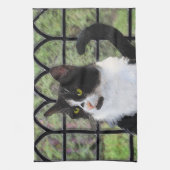 Tuxedo Cat in Window Painting Original Animal Art Geschirrtuch (Vertikal)