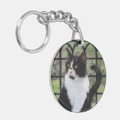 Tuxedo Cat in Window Painting Original Animal Art Schlüsselanhänger (Vorderseite links)