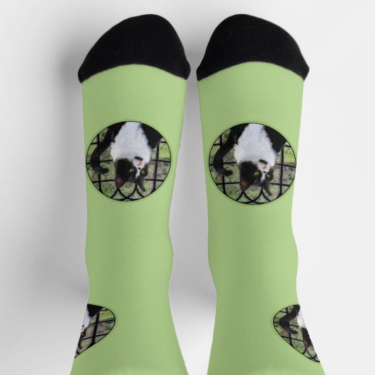 Tuxedo Cat in Window Painting Original Animal Art Socken (Oben)