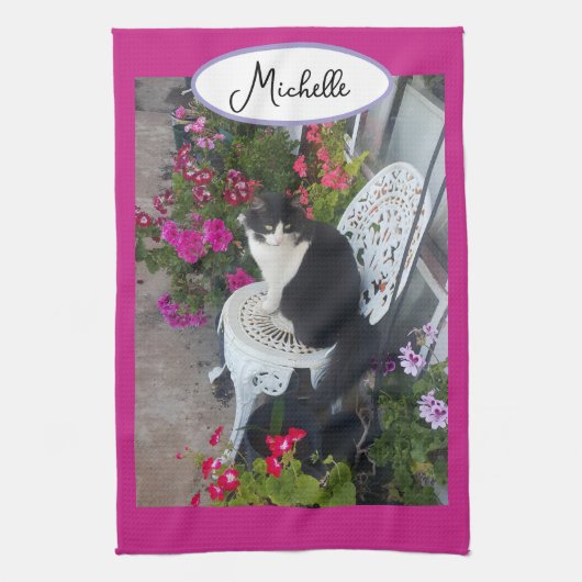 Tuxedo Cat Maroon Dark Pink Cats and Flowers Geschirrtuch (Vertikal)