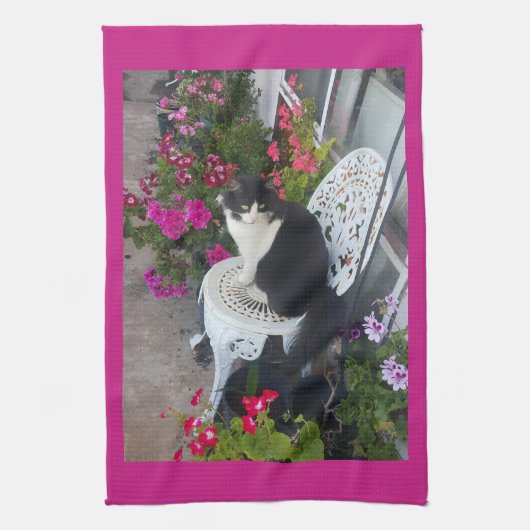 Tuxedo Cat Maroon Dark Pink Cats and Flowers Geschirrtuch (Vertikal)