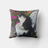 Tuxedo Cat Maroon Dark Pink Cats and Flowers Kissen (Rückseite)