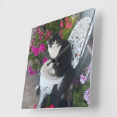 Tuxedo Cat Maroon Dark Pink Cats and Flowers Quadratische Wanduhr (Winkel)