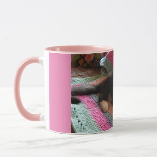 Tuxedo Cat Niedlich mit Hübschen Crochet Rug Viele Tasse (Links)