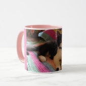 Tuxedo Cat Niedlich mit Hübschen Crochet Rug Viele Tasse (Vorderseite Links)