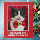 Tuxedo Cat Red Christmas Puzzle<br><div class="desc">Dieses niedliche Smoking-Katzenjungfräuchen zeigt ein Foto einer Smoking-Katze mit ihrer Zunge in einem Weihnachtsbogen. Unter dem Foto sind die Worte: "Jemand aß die Kekse des Weihnachtsmannes." Das ist ein großes Rätsel für den Katzenliebhaber. Copyright peachesthetuxedocat</div>
