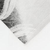 Tuxedo Cat überrascht von Dragonfly Fleecedecke (Ecke)