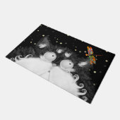 Tuxedo Cat überrascht von Dragonfly Fußmatte (Schrägansicht)