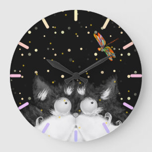 Tuxedo Cat überrascht von Dragonfly  Große Wanduhr