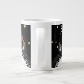 Tuxedo Cat überrascht von Dragonfly Jumbo-Tasse (Rückseite)