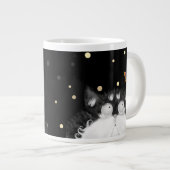 Tuxedo Cat überrascht von Dragonfly Jumbo-Tasse (Vorderseite Rechts)