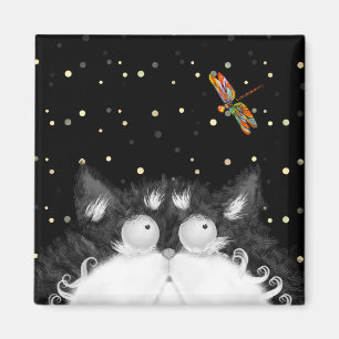 Tuxedo Cat überrascht von Dragonfly Magnet