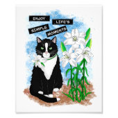 Tuxedo Cat und Lilies | Inspiration Zitat Fotodruck (Vorne)