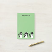 Tuxedo Cats | Drei weiße Kätzchen leuchten grün Post-it Klebezettel (Auf Schreibtisch)