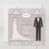 Tuxedo & Gown auf rosa-graue Damast Hochzeit Einladung (Vorderseite)